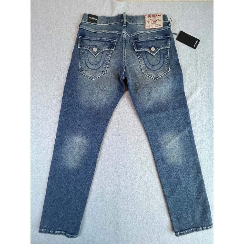 True Religion Men's 32x32 Geno Relaxed Slim Jeans Medium Wash NWT Flap Pocket.